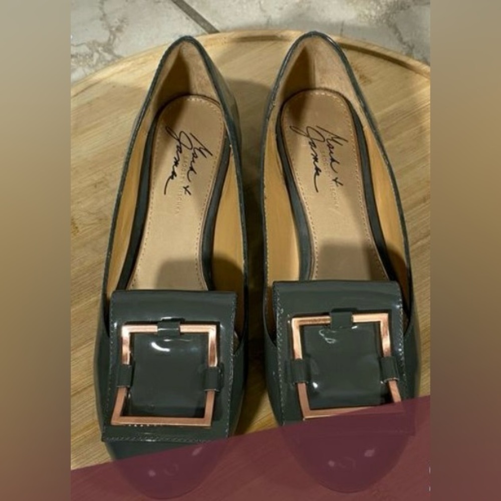 Badgley Mischka Elana Flats Size 7M Sage Green Patent Leather - Picture 2 of 3
